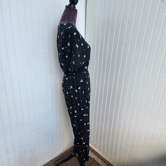 Old Navy Jumpsuit Woman’s Black White Floral Short Sleeve Viscose Sz S - Picture 6 of 16